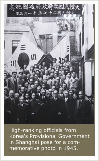 High-ranking officials from Korea's Probisional Government in Shanghai pose for a com-memorative photo in 1945.